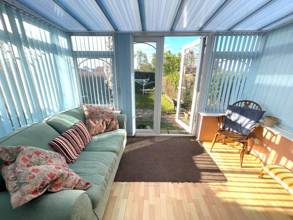 Lot: 186 - MID-TERRACE CHARACTER COTTAGE FOR UPDATING - Conservatory internal